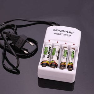 Univerzalni polnilnik za 4 baterije - polnilec AA in AAA