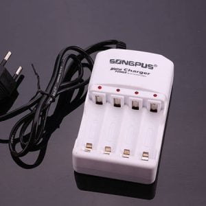 Univerzalni polnilnik za 4 baterije - polnilec AA in AAA