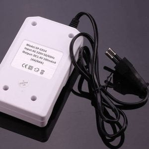 Univerzalni polnilnik za 4 baterije - polnilec AA in AAA