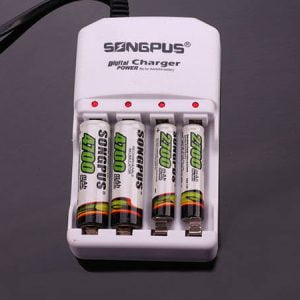 Univerzalni polnilnik za 4 baterije - polnilec AA in AAA