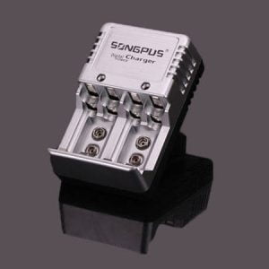 Univerzalni polnilnik za 4 baterije - 9V polnilec AA in AAA