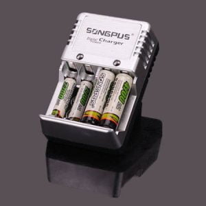 Univerzalni polnilnik za 4 baterije - 9V polnilec AA in AAA