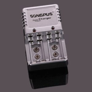 Univerzalni polnilnik za 4 baterije - 9V polnilec AA in AAA