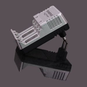 Univerzalni polnilnik za 4 baterije - 9V polnilec AA in AAA