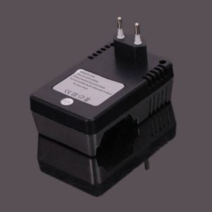 Univerzalni polnilnik za 4 baterije - 9V polnilec AA in AAA