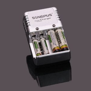 Univerzalni polnilnik za 4 baterije - 9V polnilec AA in AAA