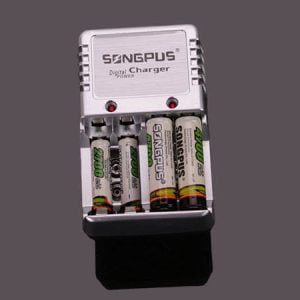 Univerzalni polnilnik za 4 baterije - 9V polnilec AA in AAA