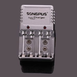 Univerzalni polnilnik za 4 baterije - 9V polnilec AA in AAA