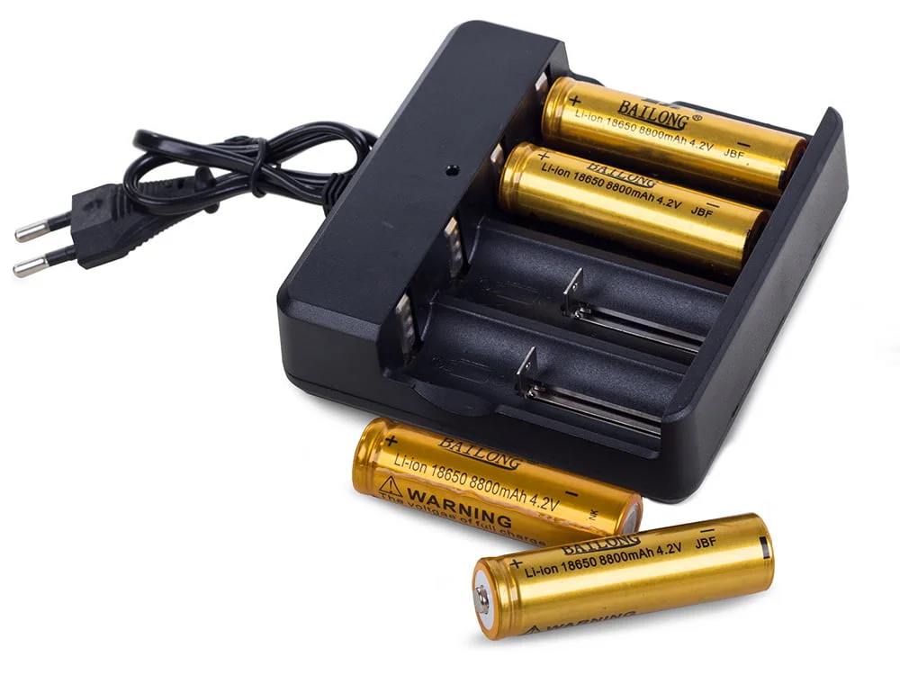 Univerzalni punjač za 4 baterije tip 18650 4,2V