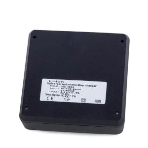 Univerzalni punjač za 4 baterije tip 18650 4,2V