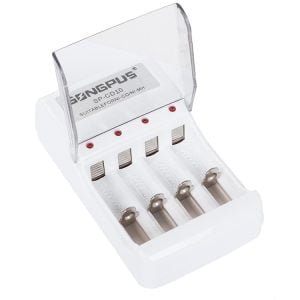 Univerzalni polnilnik za 4 baterije AA in AAA + 4700mAh baterije GRATIS