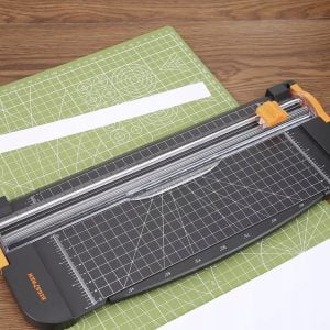 Rezalnik z okroglim rezilom za rezanje papirja in folije do 12 listov