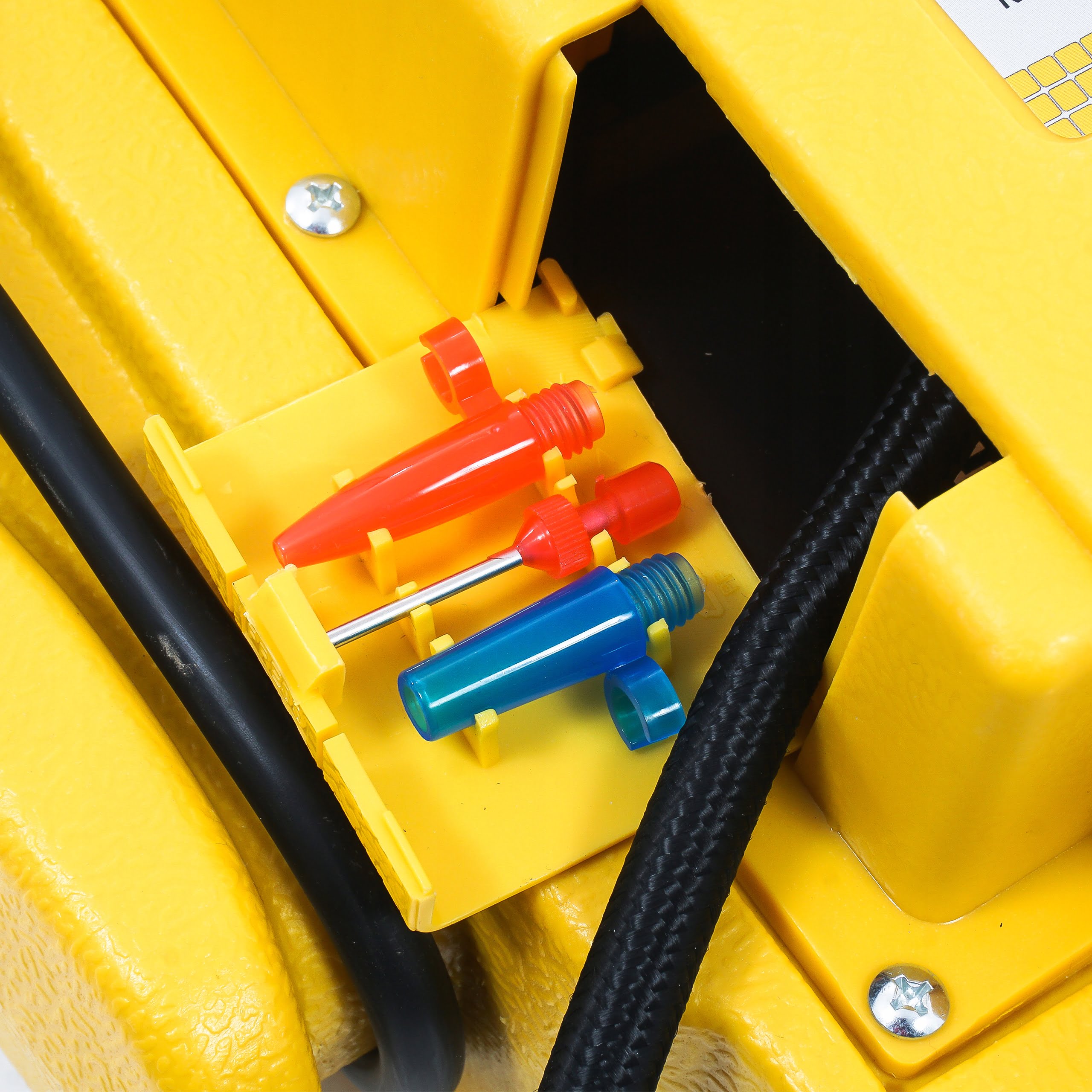 4v1 LED 12V booster 900A zaganjalec Jump Starter polnilec in kompresor 8 a yellow box with wires and wires