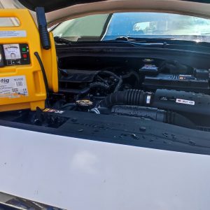 4v1 LED 12V booster 900A zaganjalec Jump Starter polnilec in kompresor 28 a car with a yellow box