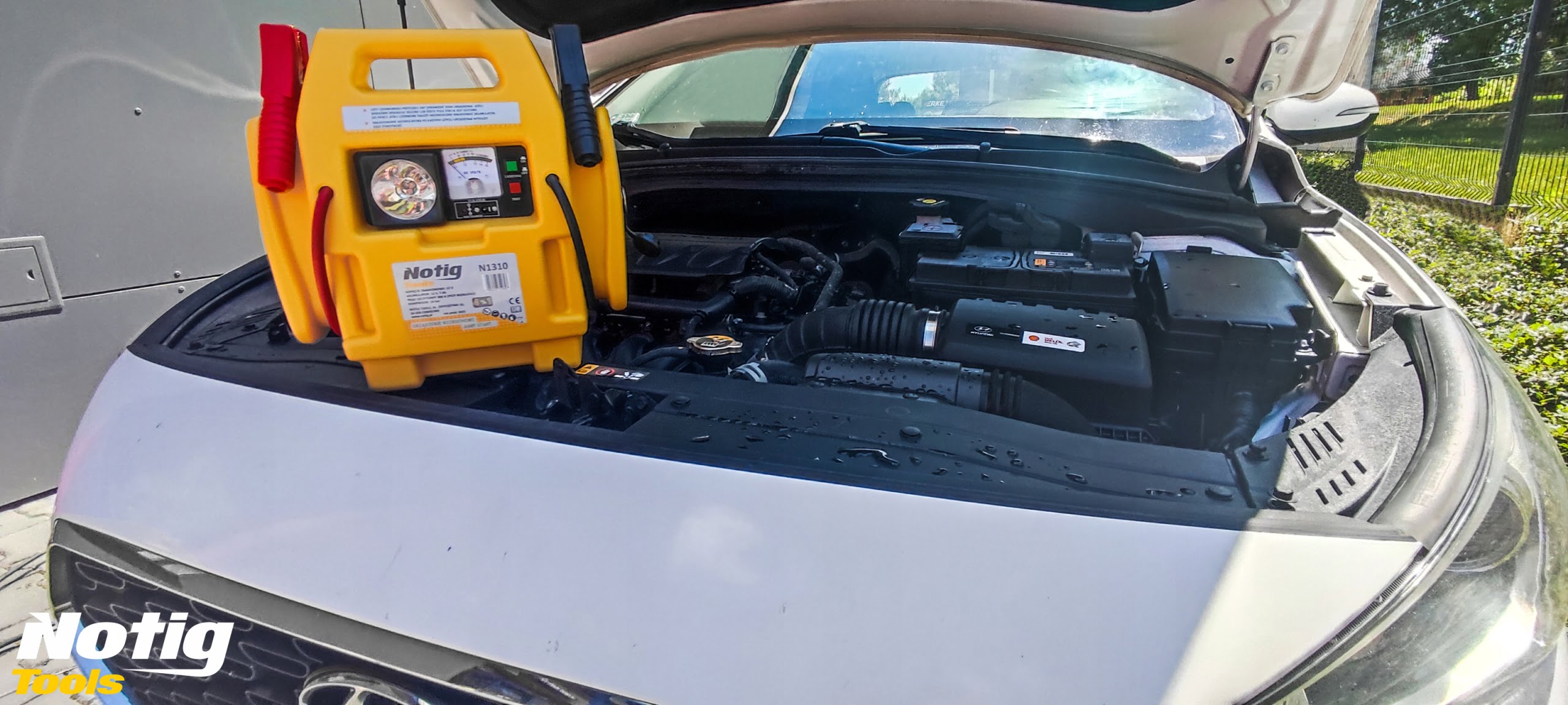 4v1 LED 12V booster 900A zaganjalec Jump Starter polnilec in kompresor 14 a car with a yellow box