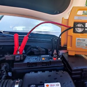4v1 LED 12V booster 900A zaganjalec Jump Starter polnilec in kompresor 29 a car battery with cables attached to it
