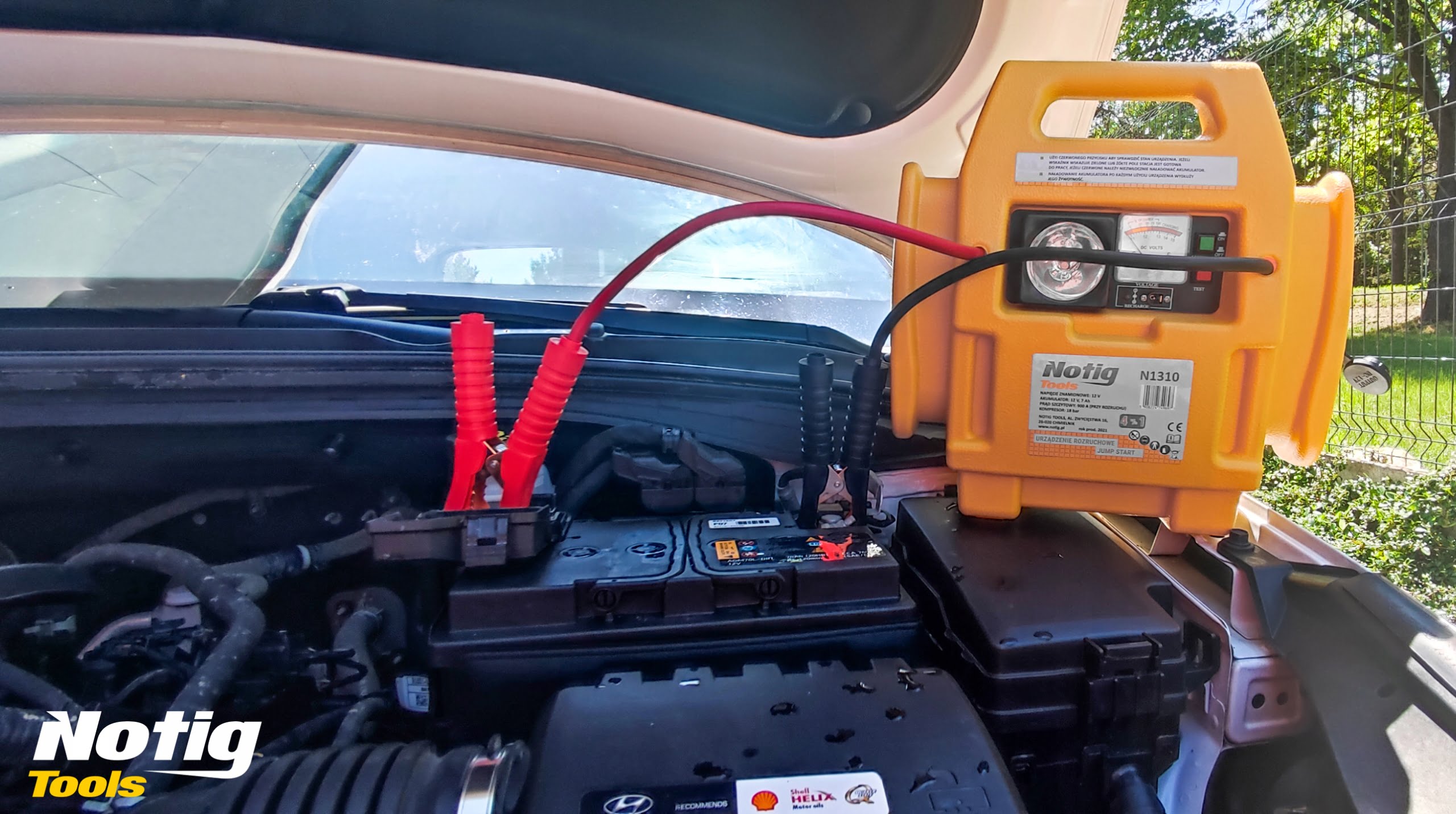 4v1 LED 12V booster 900A zaganjalec Jump Starter polnilec in kompresor 15 a car battery with cables attached to it