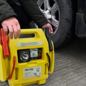 4v1 LED 12V booster 900A zaganjalec Jump Starter polnilec in kompresor 30 a person holding a yellow battery