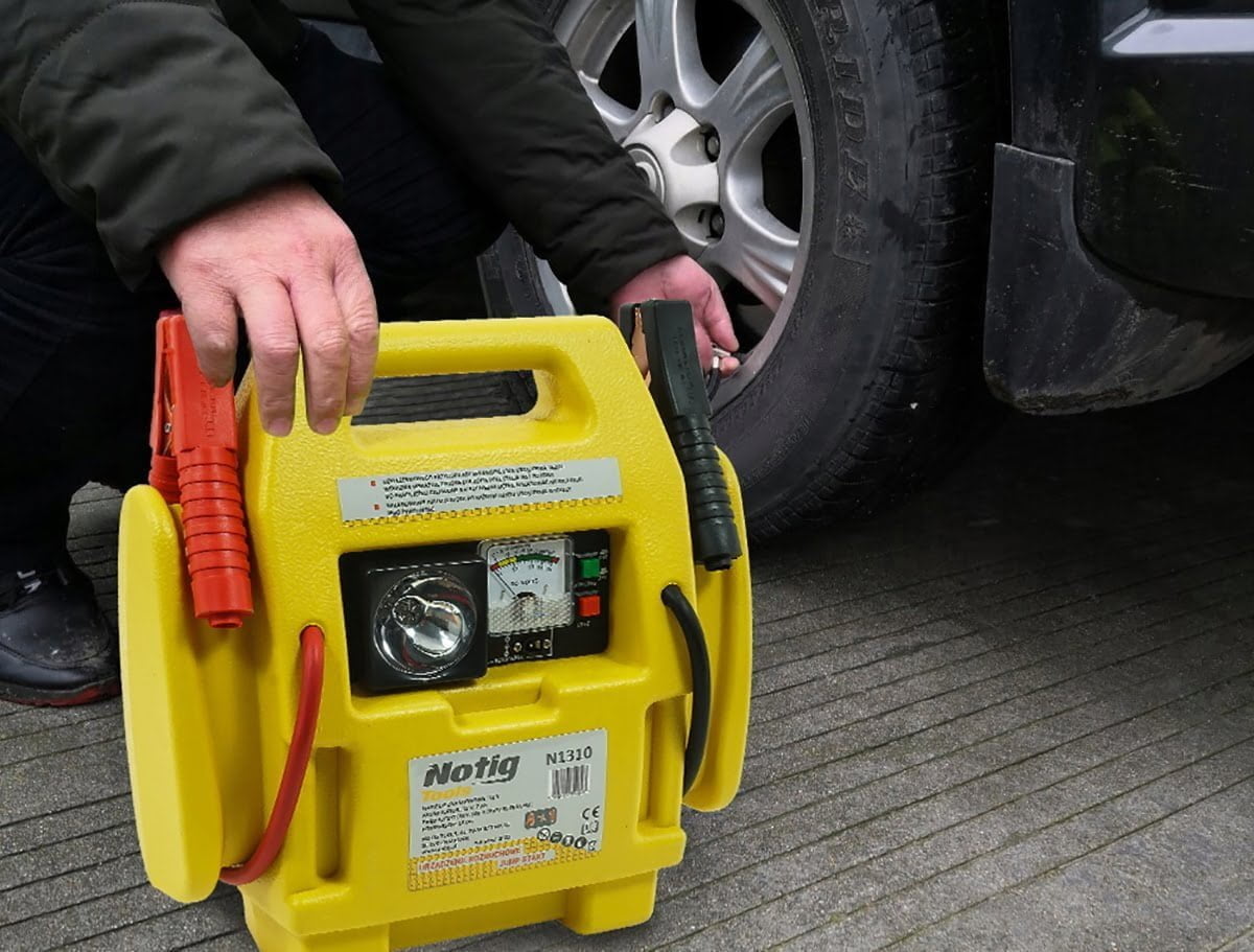 4v1 LED 12V booster 900A zaganjalec Jump Starter polnilec in kompresor 16 a person holding a yellow battery
