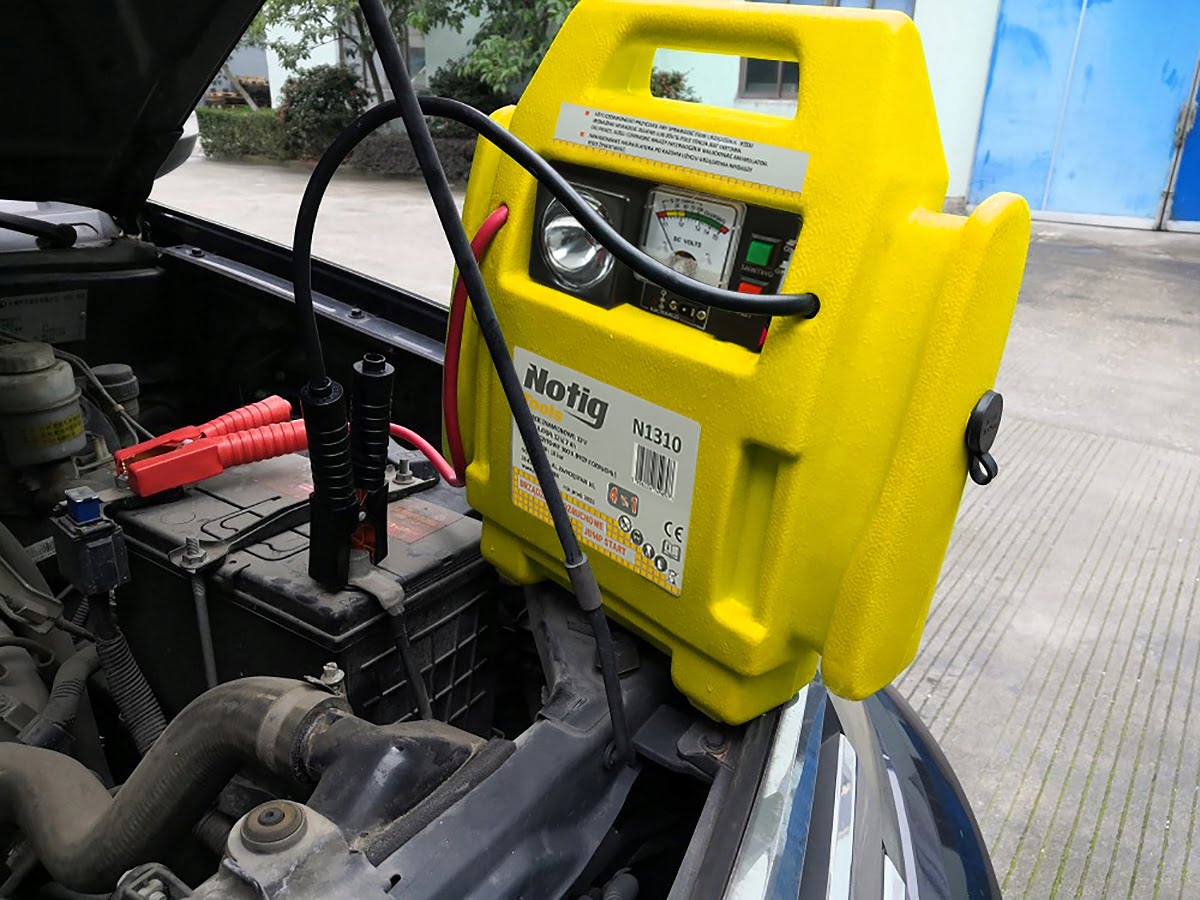 4v1 LED 12V booster 900A zaganjalec Jump Starter polnilec in kompresor 4 a yellow battery charging device