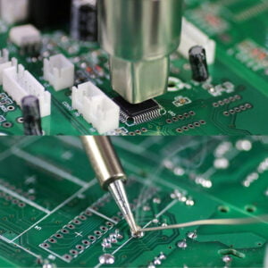 2v1 700W spajkalna postaja na vroči zrak LCD in 60W spajkalnik do 500°C 14 a close up of a circuit board