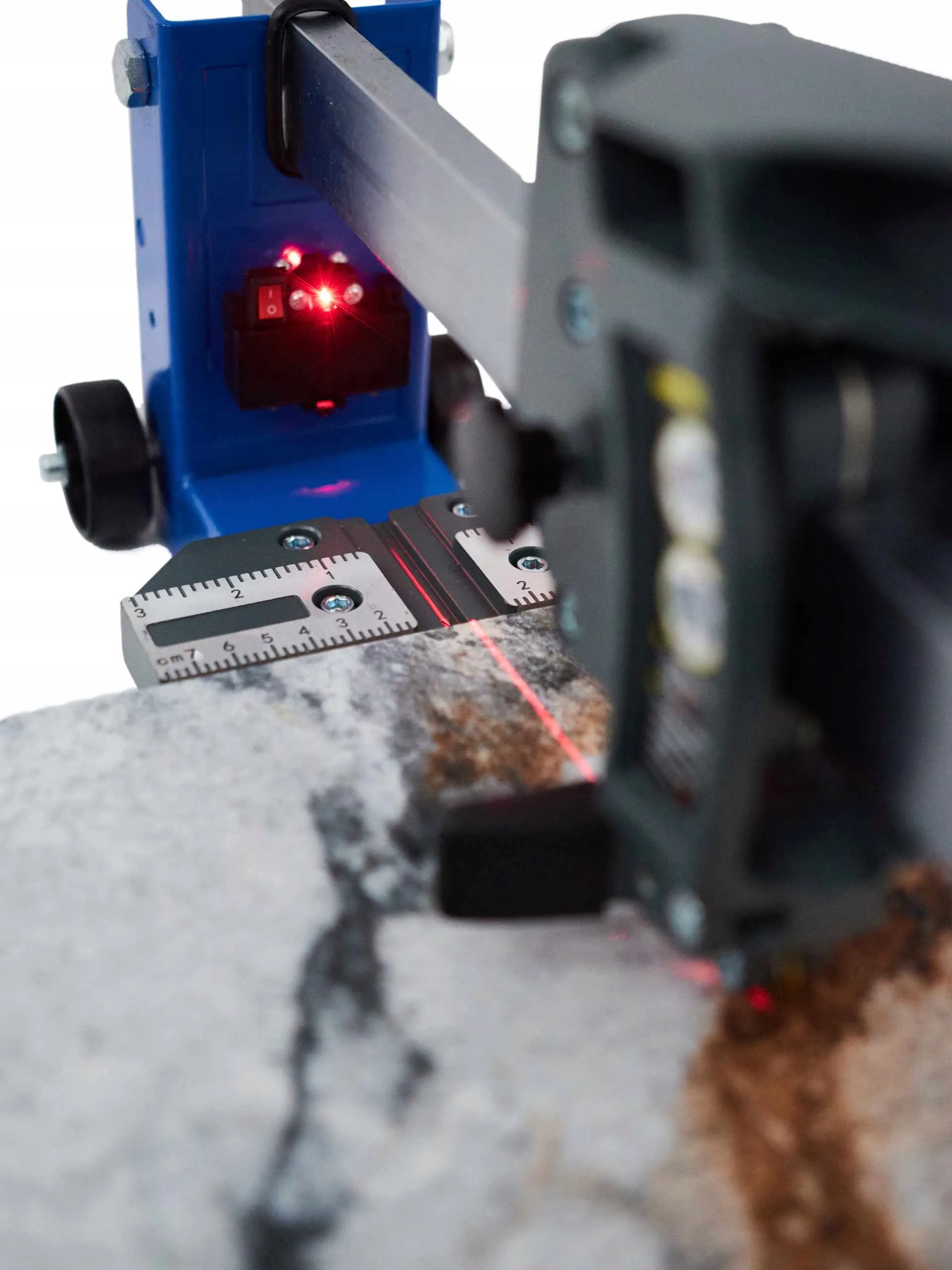 PRO jednostruki veliki keramički rezač do 1200 mm na kotačima + laser 2 { "alt_text": "PRO rezač keramike s jednom trakom 1200 mm na kotačima s laserom" }