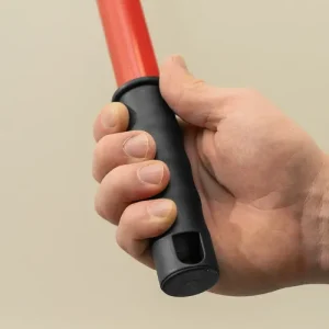 Teleskopska palica za beljenje raztegnjena na steni med barvanjem