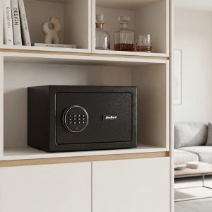 Črn digitalni elektronski sef s tipkovnico in vstavljenim ključem