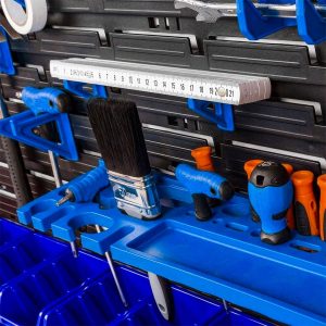 Modularni stenski organizator orodja iz sive in rdeče plastike na steni