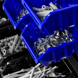 Modularni stenski organizator orodja iz rdeče in črne plastike s predali