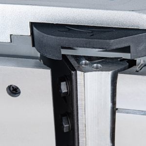 Električni skobeljnik za obdelavo lesa na sivi podlagi